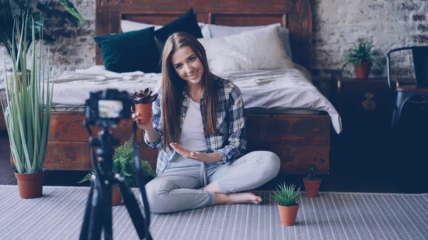 Jolie Jeune Fille Blogueur Populaire Enregistre Vidéo Sur Les Fleurs — Photo