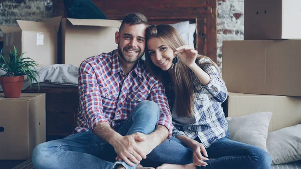 Retrato Pareja Joven Feliz Sentados Juntos Piso Nuevo Sosteniendo Las — Foto de Stock