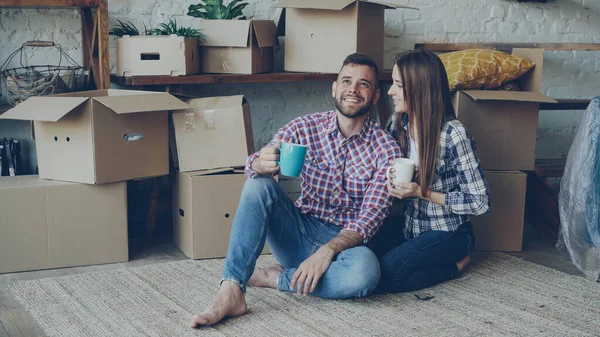 Namorada Namorado Estão Falando Fazendo Planos Sentados Chão Novo Apartamento — Fotografia de Stock