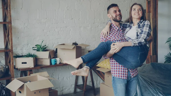 Chico Fuerte Alegre Está Girando Novia Mientras Muda Nueva Casa — Foto de Stock