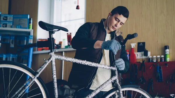 Focused Male Mechanic Assembling Bicycle Placing Handle Bar Tightening Joints — Stock Photo, Image