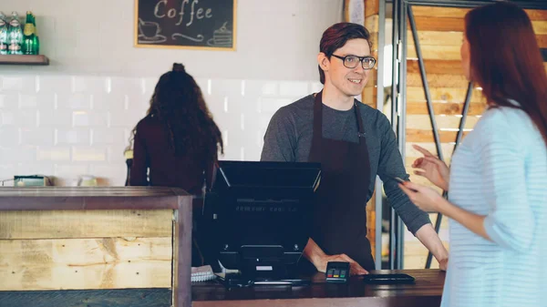 Jóvenes Pagando Por Café Para Llevar Hablando Con Cajero Amable —  Fotos de Stock