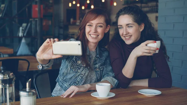 Krásné Mladé Dívky Nejlepší Přátelé Jsou Selfie Smartphone Pak Sledovat — Stock fotografie