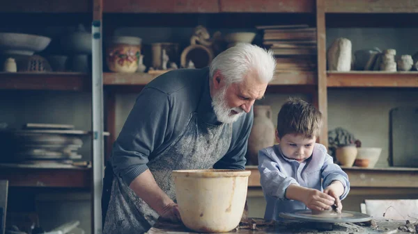 Pottery Teacher Senior Adult Muddy Apron Helping Young Student Form — Stock Photo, Image