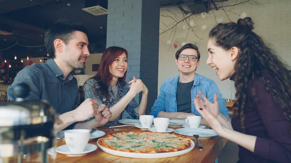 Chicas Felices Chicos Mejores Amigos Están Charlando Amistad Millennials Comunicación — Foto de Stock