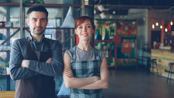 Porträt Zweier Stolzer Kleinunternehmer Die Zusammen Einem Neuen Geräumigen Café — Stockfoto