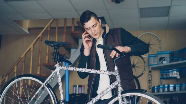 매력적인 정비공 전화에 자전거 사람들 — 스톡 사진
