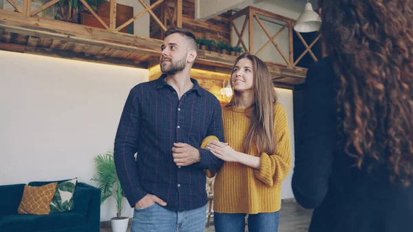 Zuversichtlich Immobilienmakler Zeigt Geräumiges Modernes Haus Mit Schönem Interieur Glücklichen — Stockfoto