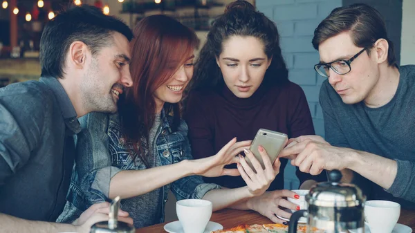 Glada Unga Män Och Kvinnor Nära Vänner Använder Smartphone Och — Stockfoto