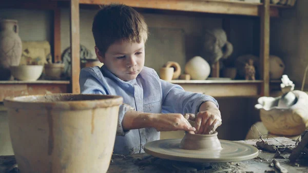 Poważny Młody Uczeń Klasy Ceramiki Kształtuje Glinę Kręcącym Się Kole — Zdjęcie stockowe
