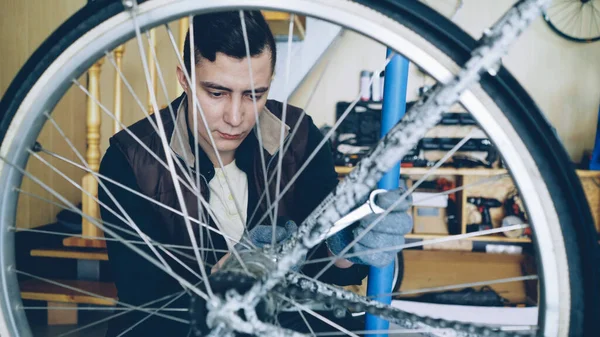 집중된 잘생긴 기계공 직장에서 Wrenchwhile와 자전거 바퀴를 수리입니다 자전거 사람과 — 스톡 사진