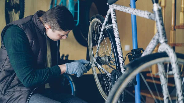 Beau Militaire Masculin Gants Répare Roue Arrière Vélo Aide Outils — Photo