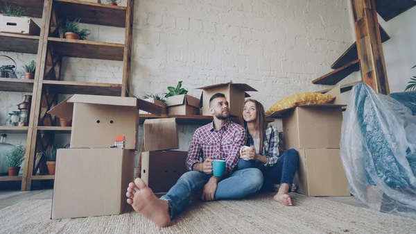 Adorable Pareja Joven Está Hablando Sosteniendo Tazas Mientras Sienta Piso — Foto de Stock