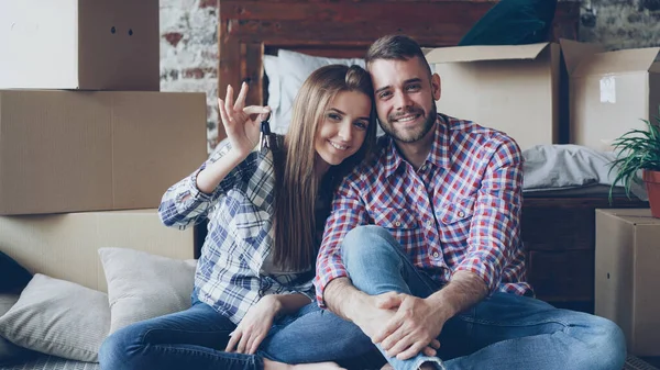 Retrato Una Feliz Pareja Casada Sentados Juntos Una Casa Nueva — Foto de Stock