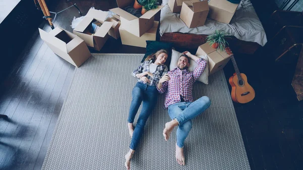 Ovanifrån Bedårande Unga Par Ligger Golvet Sin Nya Lägenhet Sovrum — Stockfoto