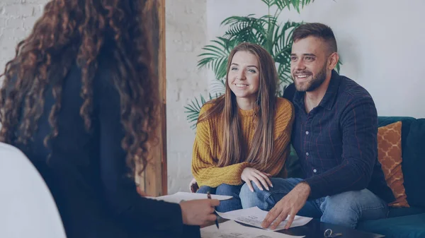 Liebender Freund Und Freundin Die Sich Den Plan Ihres Hauses — Stockfoto