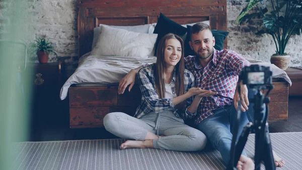 Adorable Pareja Joven Está Grabando Video Para Redes Sociales Con — Foto de Stock