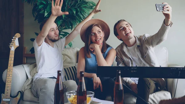 Lekfulla Ungdomar Från Musikaliska Band Tar Selfie Med Smartphone Poserar — Stockfoto