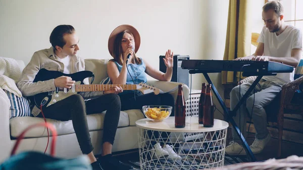 Giovani Amici Musicisti Esercitano Casa Cantando Suonando Chitarra Tastiera Strumenti — Foto Stock