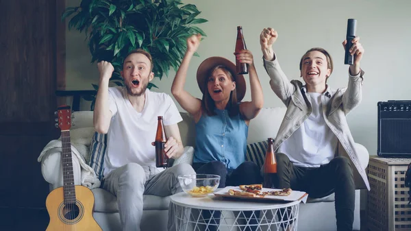 Vrolijke Jonge Vrienden Sportfans Kijken Competitie Eten Snacks Drinken Bier — Stockfoto