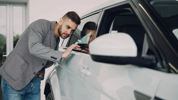 Elegante Ragazzo Barbuto Sta Scegliendo Nuova Automobile Piedi Intorno Auto — Foto Stock