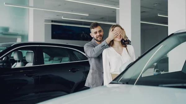 수염된 남자는 놀라운 손으로 그녀의 아내에 만들고 새로운 자동차 포옹과 — 스톡 사진