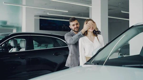 Ragazzo Barbuto Allegro Sta Facendo Sorpresa Sua Moglie Chiudendo Gli — Foto Stock