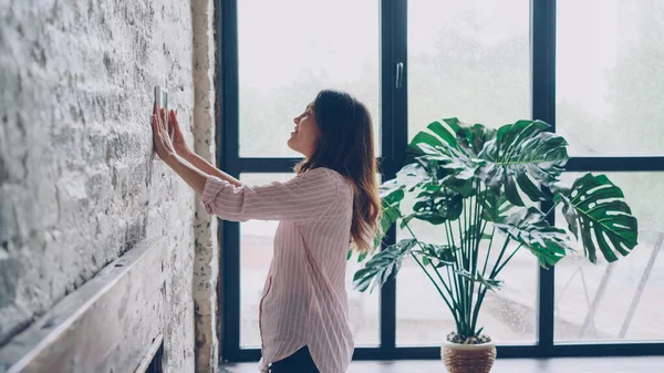 Kreativ Ung Kvinna Dekorera Sin Loftlägenhet Stil Att Välja Plats — Stockfoto