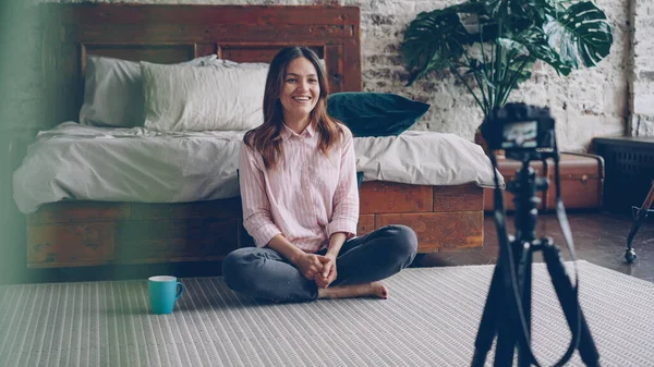 Attractive Asian Woman Famous Blogger Recording Video Her Online Vlog — Stock Photo, Image