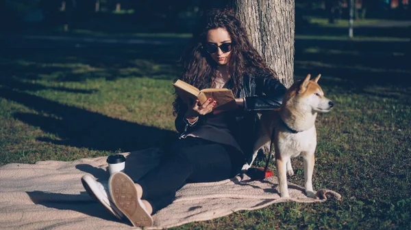 Belle Jeune Femme Lit Livre Assis Sur Couverture Sous Arbre — Photo