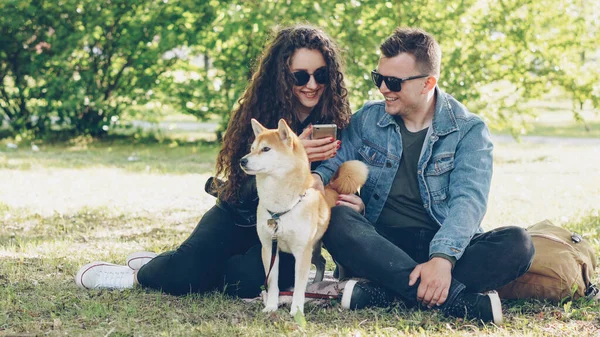 Freudestrahlende Eheleute Nutzen Das Smartphone Sich Auf Dem Rasen Park — Stockfoto