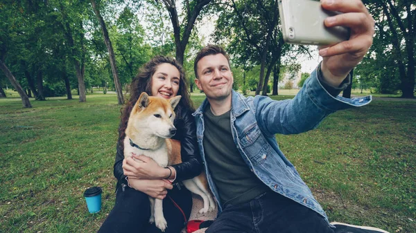 Šťastný Pár Brát Selfie Parku Při Pohledu Smartphone Zatímco Mladá — Stock fotografie