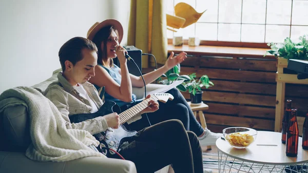 Creatieve Muzikale Duet Thuis Oefenen Aantrekkelijke Vrouw Zingen Microfoon Knappe — Stockfoto