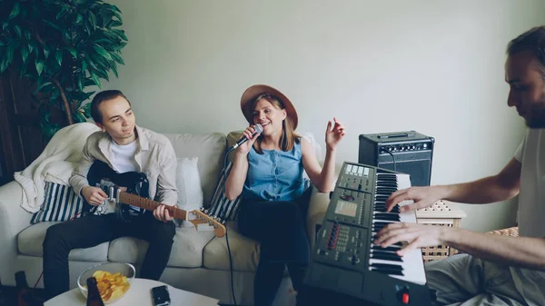 Amici Allegri Giovani Musicisti Esercitano Casa Cantante Femminile Sta Cantando — Foto Stock