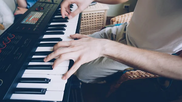 Jovem Tecladista Barbudo Está Tocando Teclado Enquanto Seus Amigos Durante — Fotografia de Stock