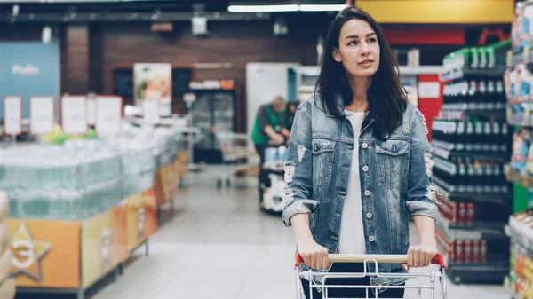 Menina Bonita Está Andando Pelo Corredor Supermercado Espaçoso Com Carrinho — Fotografia de Stock