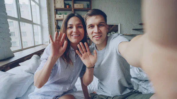 Jovem Está Segurando Smartphone Fazendo Videochamada Junto Com Seu Marido — Fotografia de Stock