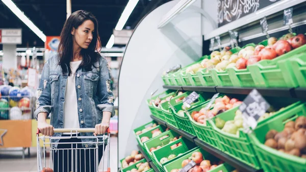 Mooie Jonge Vrouw Loopt Langs Fruit Plantaardige Rij Duwen Winkelwagentje — Stockfoto