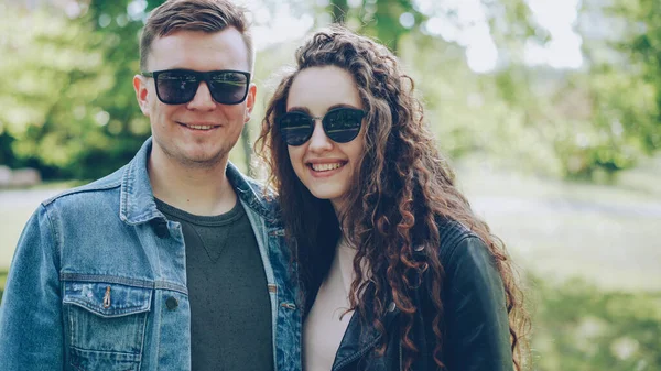 Porträt Eines Glücklichen Paares Mit Sonnenbrille Und Trendiger Kleidung Das — Stockfoto