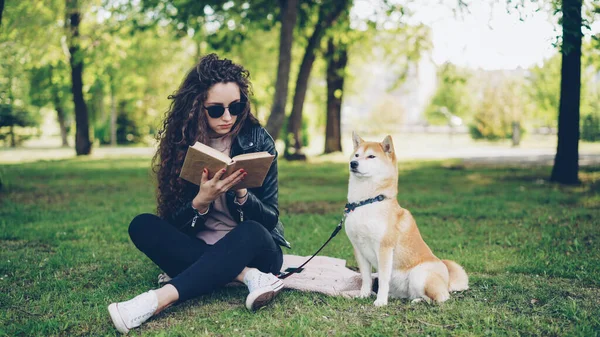 Attrayant Jeune Femme Lit Livre Assis Sur Herbe Dans Parc — Photo