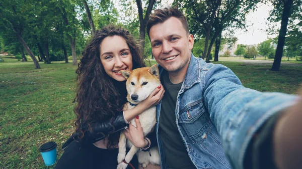 Joven Esposa Marido Están Tomando Selfie Con Perro Adorable Abrazándose —  Fotos de Stock