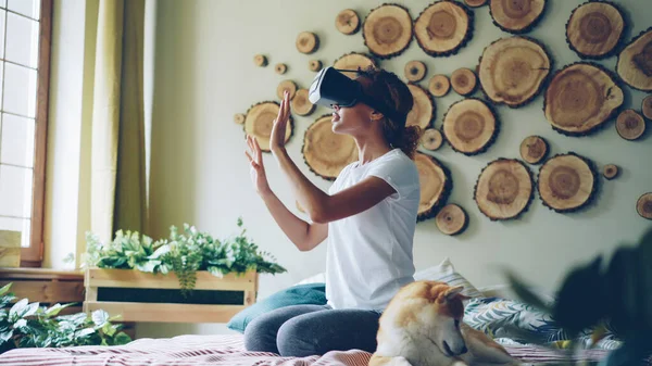 Pretty African American Girl Using Virtual Reality Glasses Sitting Bed — Stock Photo, Image