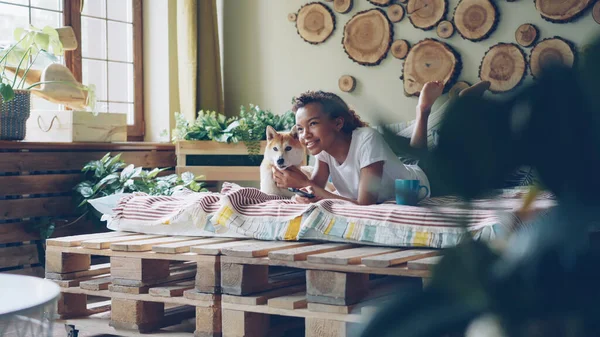 Joyeuse Jeune Fille Regarde Télévision Avec Son Chiot Mignon Tenant — Photo