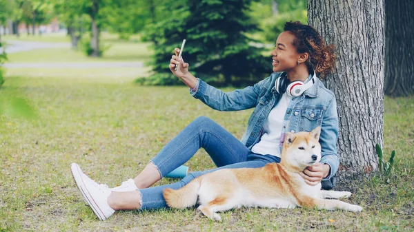 Hübsche Junge Afrikanisch Amerikanische Studentin Telefoniert Smartphone Und Streichelt Ihren — Stockfoto