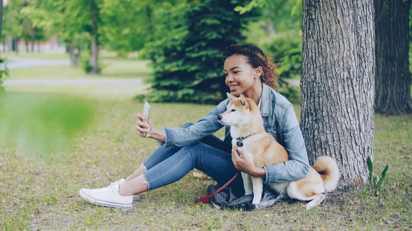 Attraktiva Unga Afroamerikanska Flicka Tar Selfie Med Söt Lydig Hund — Stockfoto