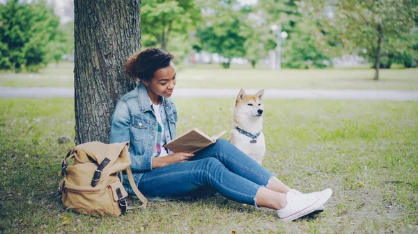 Jovem Senhora Afro Americana Está Lendo Livro Sentado Gramado Parque Imagens Royalty-Free