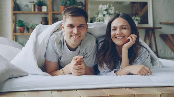 Retrato Pareja Feliz Acostada Cama Bajo Una Manta Mirando Cámara — Foto de Stock