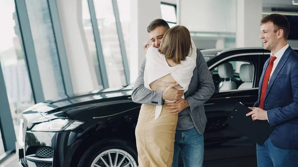 Fiatal Szakállas Férfi Vesz Autót Vonzó Feleségének Megcsókolja Megöleli — Stock Fotó
