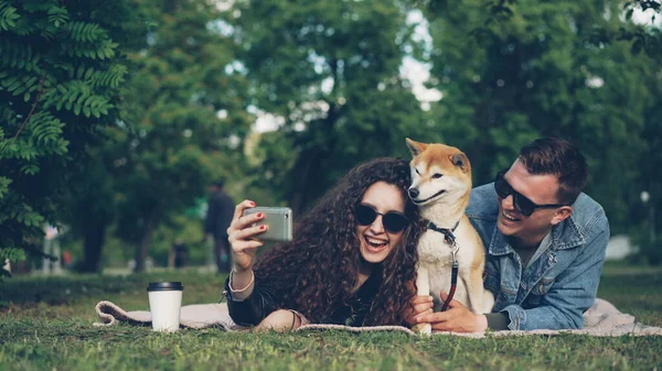 Fiatal Vesz Selfie Feküdt Füvön Barátja Kedvtelésből Tartott Kutya Park — Stock Fotó