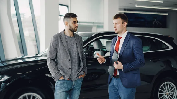 Handsome Bearded Guy Talking Car Dealership Manager Motor Show Discussing — Stock Photo, Image